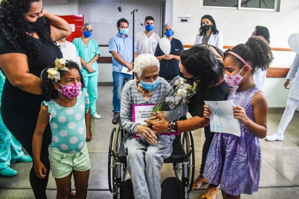 Idosa de 109 anos vence o coronavírus e recebe alta em hospital do ES