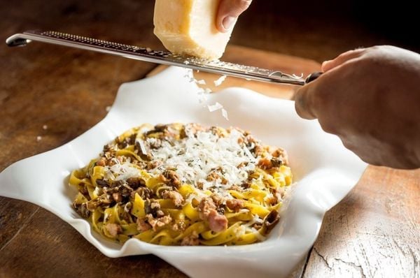 Massa com funghi porcini e linguiça toscana da chef Bárbara Verzola para o restaurante Soeta