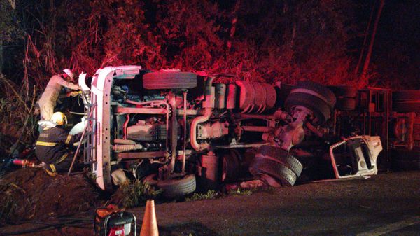 Motorista morre após caminhão de café tombar em Marechal Floriano 