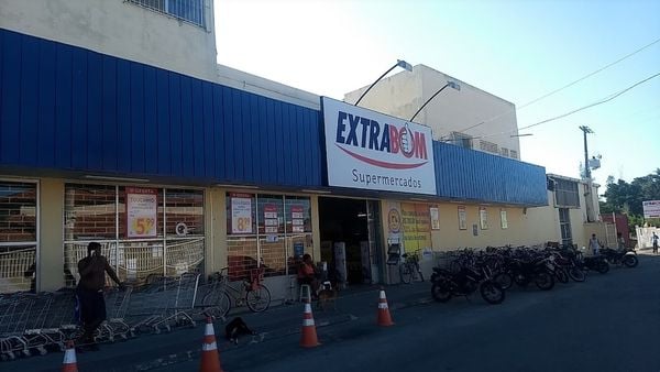 O Supermercado Extrabom de Serra Dourada II abriu normalmente nesta terça-feira (21) 