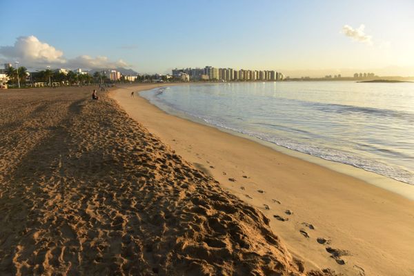 Orla de Camburi por Ricardo Medeiros