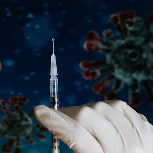 População não deve criar expectativas para vacina russa, dizem médicos