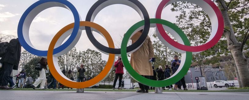 Anéis olímpicos na frente do Museu Olímpico próximo ao Estádio Nacional de Tóquio, Japão