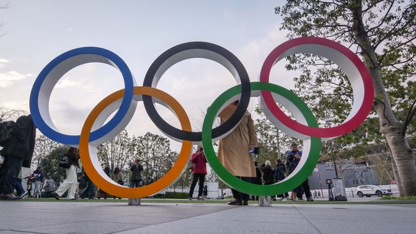 Anéis olímpicos na frente do Museu Olímpico próximo ao Estádio Nacional de Tóquio, Japão