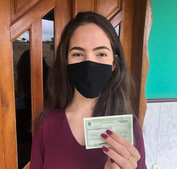 Jovem mostra o título de eleitor que vai usar pela primeira vez para votar nas eleições municipais de Vila Pavão