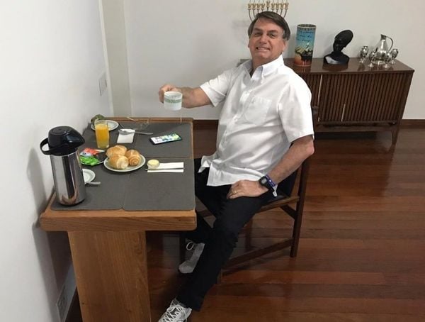Jair Bolsonaro posta, no Twitter, foto tomando café da manhã