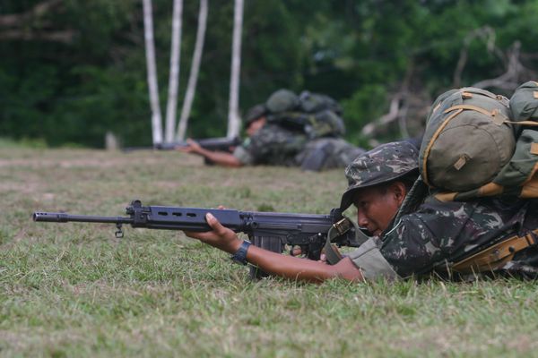oldados do Exército brasileiro treinam táticas de combate no Pelotão Especial de Fronteira de Cucuí (AM)