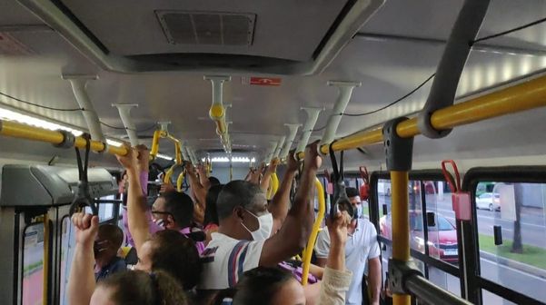 Risco de contaminação: passageiros denunciam ônibus e terminais lotados | A  Gazeta