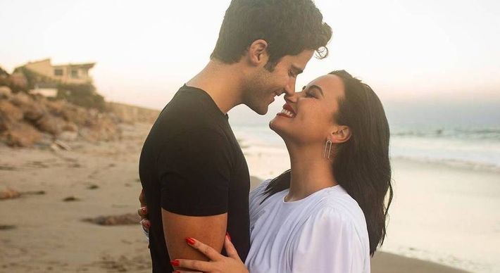 Cantora e ator ficaram noivos em julho