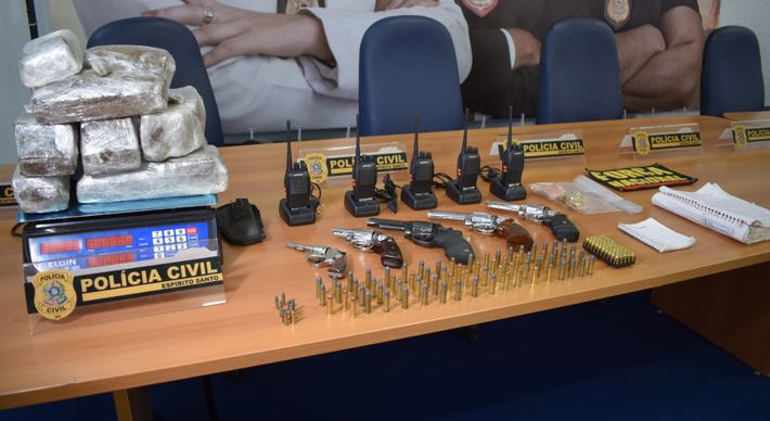 Cinco suspeitos foram presos e um adolescente foi apreendido; o grupo é investigado pela morte de um homem em Porto Engenho, em Cariacica
