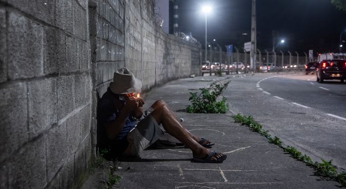 Enquanto parte da população se isola em suas casas, usuários de drogas e moradores de rua encaram a doença como apenas mais um risco entre os que já estão expostos diariamente