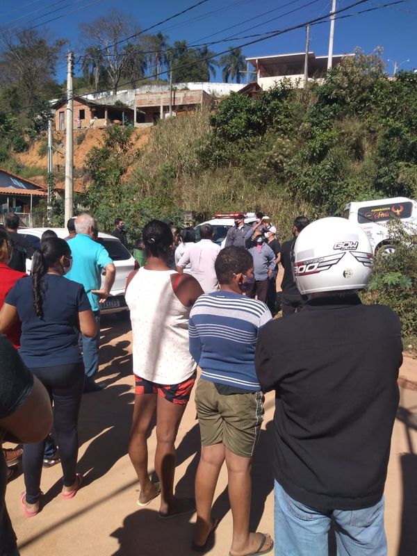 Amigos acompanharam o cortejo até Santo Agostinho, distrito onde Paulo Márcio viveu maior parte de sua vida por Foto do leitor