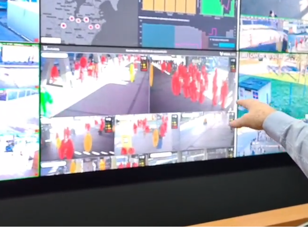 Câmera de videomonitoramento mostra aglomeração em terminais do Transcol. Em vermelho, pessoas com menos de 1,5 metro de distância; em amarelo, pessoas com menos de 2 metros, e em verde, pessoas em distância adequada