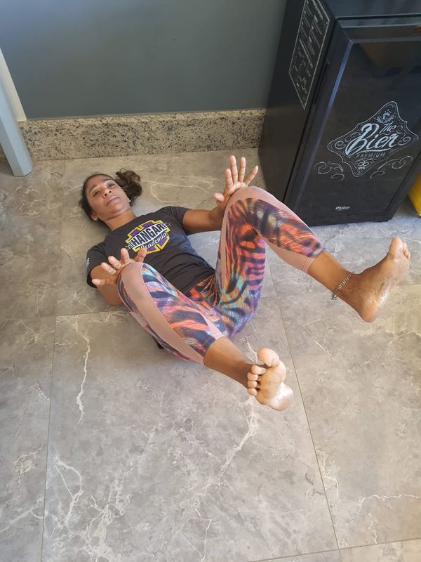 Edna Oliveira Santos ensina exercício para lombar