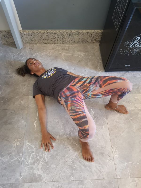 Edna Oliveira Santos ensina exercício para lombar