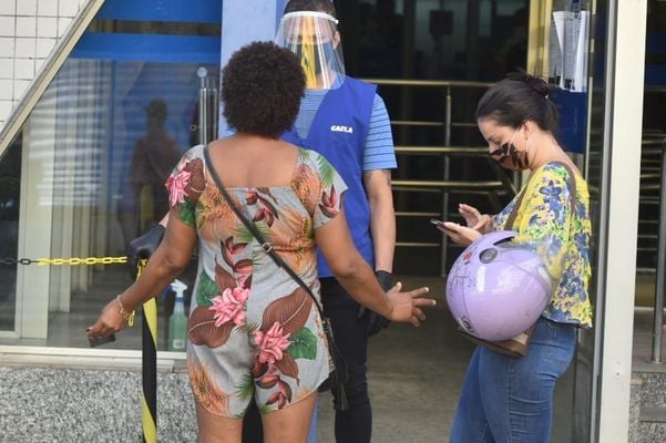 Fila na Caixa Econômica Federal em Campo Grande, Cariacica por Fernando Madeira