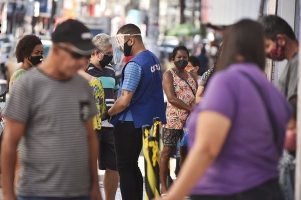 Fila na Caixa Econômica Federal em Campo Grande, Cariacica por Fernando Madeira