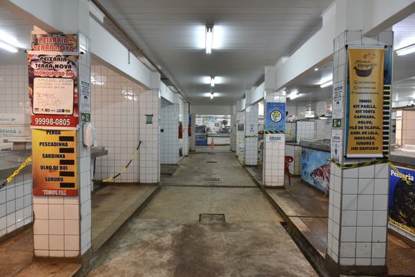 Início do dia no Mercado da Vila Rubim, em Vitória. Retratei as lojas ainda fechadas e posteriormente abertas com trabalhadores em suas atividades