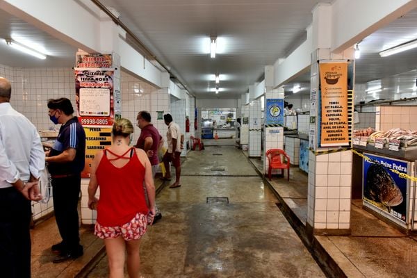 Início do dia no Mercado da Vila Rubim, em Vitória. Retratei as lojas ainda fechadas e posteriormente abertas com trabalhadores em suas atividades