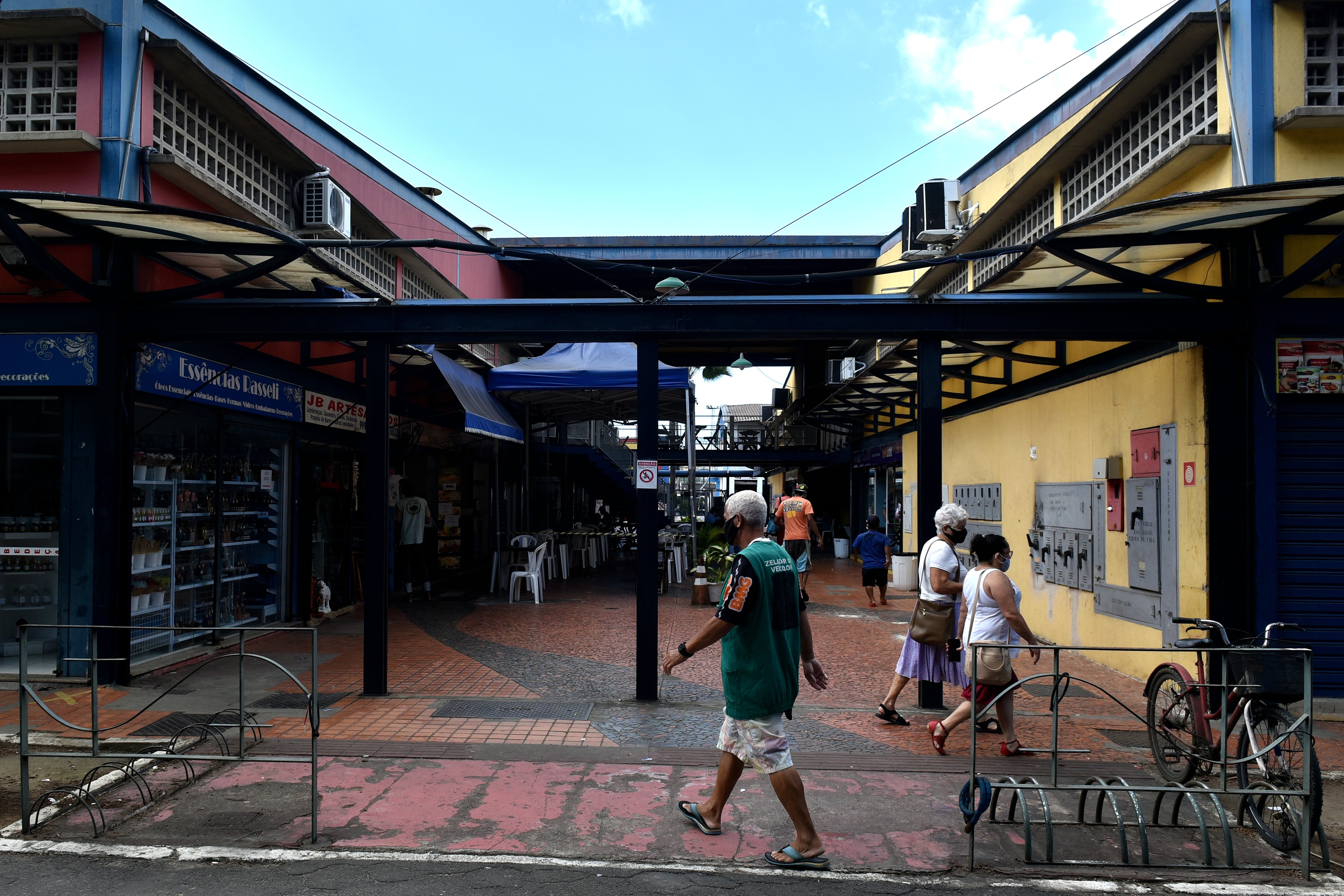 Início do dia no Mercado da Vila Rubim, em Vitória. Retratei as lojas ainda fechadas e posteriormente abertas com trabalhadores em suas atividades