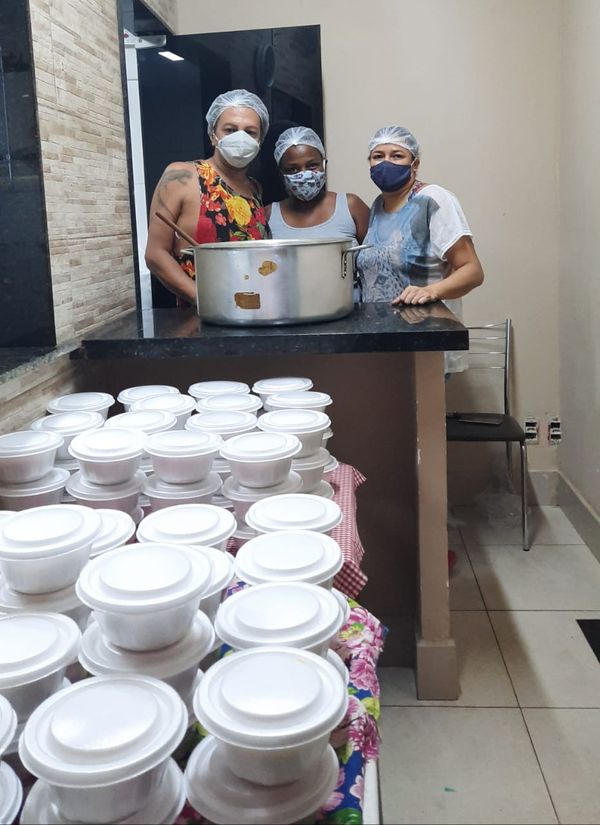 Imagem mostra Integrantes da escola de samba Imperatriz do Forte que fazem distribuição de comida para afetados pela crise do coronavírus e moradores de rua