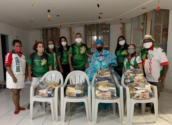 Integrantes da Piedade distribuem cestas básicas a famílias afetadas pela crise da Covid-19