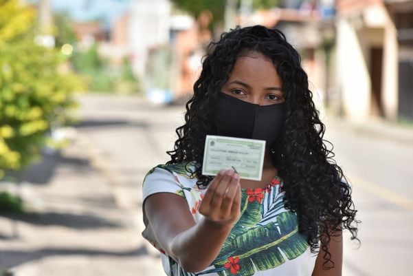 Thalita Vitória Goulart, moradora de Rio Marinho, em Cariacica, foi fotografada na rua do seu bairro, com o título de eleitor em mãos