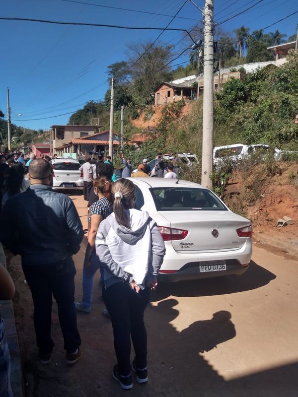 No cemitério, apenas familiares mais próximos foram até o local de enterro por Foto do leitor