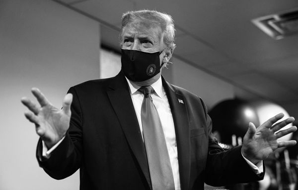 O presidente dos EUA, Donaldo Trump, usando máscara de proteção