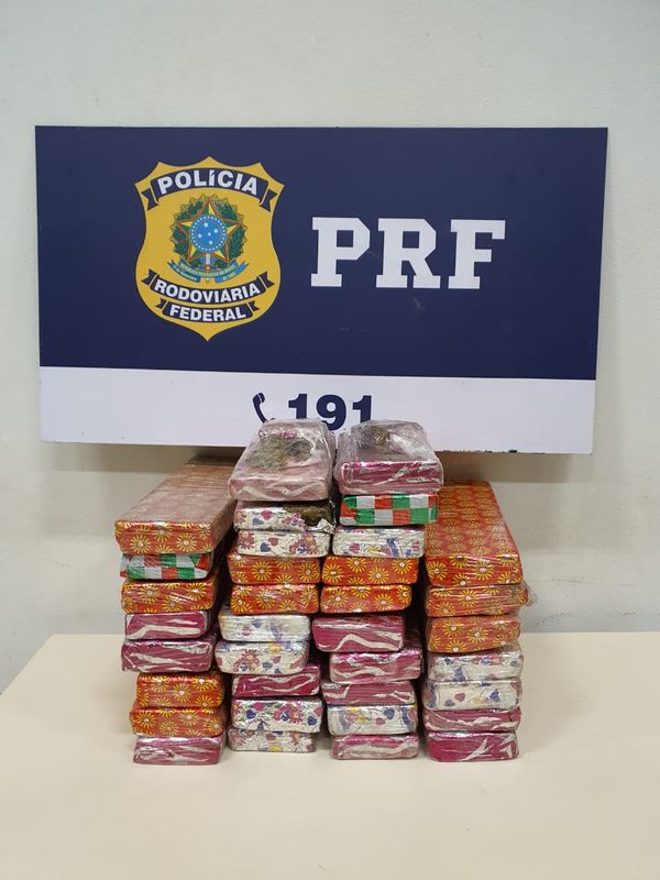 Operação conjunta da PF e da PRF prendeu um homem e apreendeu um veículo roubado e 34 tabletes de maconha na BR 262, em Ibatiba