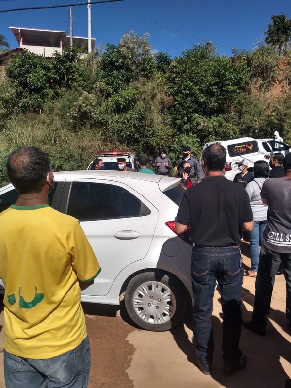 Um pastor evangélico fez uma oração e pediu uma salva de palmas para o prefeito, ao fim do cortejo por Foto do leitor