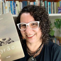 A escritora Lilian Menenguci com o seu livro Grão 