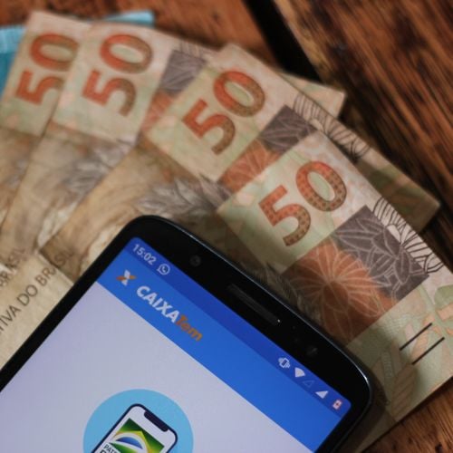 Beneficiários receberão o pagamento de todas as parcelas a que têm direito na quinta-feira (28), já com permissão para realização de saques e transferências. Veja quem tem direito