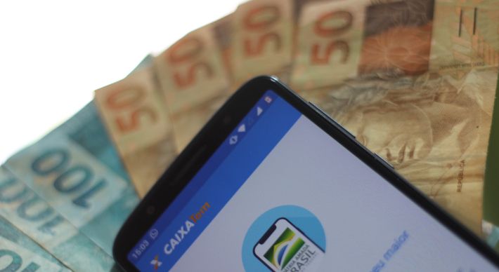 Beneficiários vão receber crédito da quarta parcela no aplicativo Caixa Tem, mas saque só será liberado em agosto. Também recebem beneficiários do Bolsa Família com NIS final 9. Confira o calendário