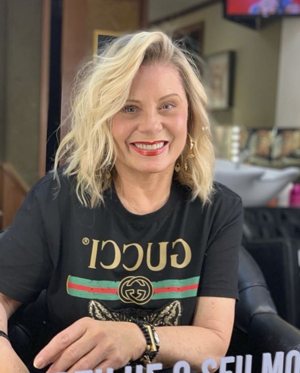 A atriz Vera Fischer em pose durante foto feita em salão de beleza