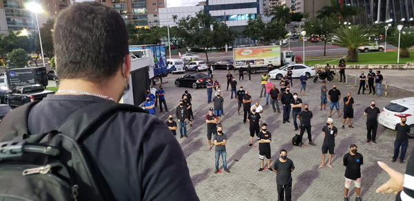 Após o protesto, manifestantes partiram em carreata até o final da Praia de Camburi, em Vitória. Crédito: Lúcia Marins