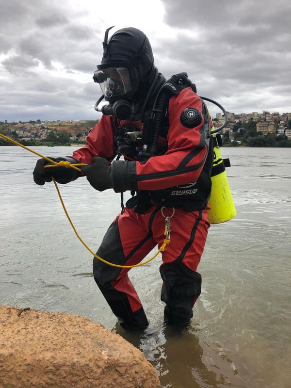 Equipe de mergulho encontrou o corpo do morador de rua  por Corpo de Bombeiros do ES