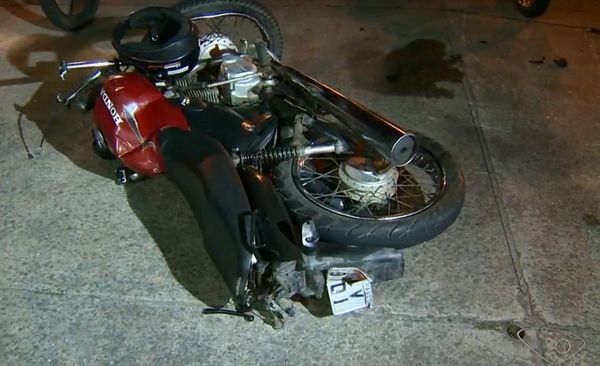 Motociclista avançou no sinal vermelho e bateu em ônibus do Transcol, em Vila Velha. Moto ficou destruída