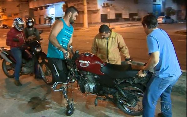 Motociclista avançou no sinal vermelho e bateu em ônibus do Transcol, em Vila Velha. Moto ficou destruída