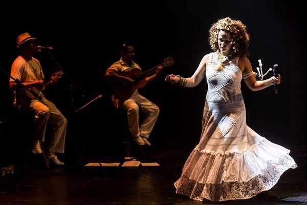 Imagem mostra cena do espetáculo O Canto da Guerreira, Uma Homenagem a Clara Nunes, é uma das atrações do circuito de teatro online