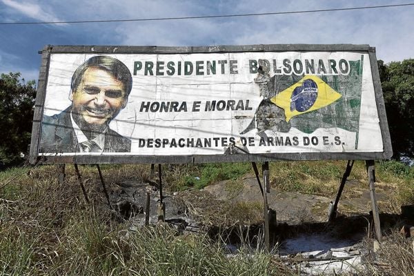 Outdoor em apoio a Bolsonaro instalado em Vila Velha foi retirado por configurar propaganda irregular