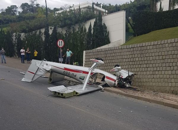 Avião monomotor cai e deixa dois feridos em Guabiruba, em SC