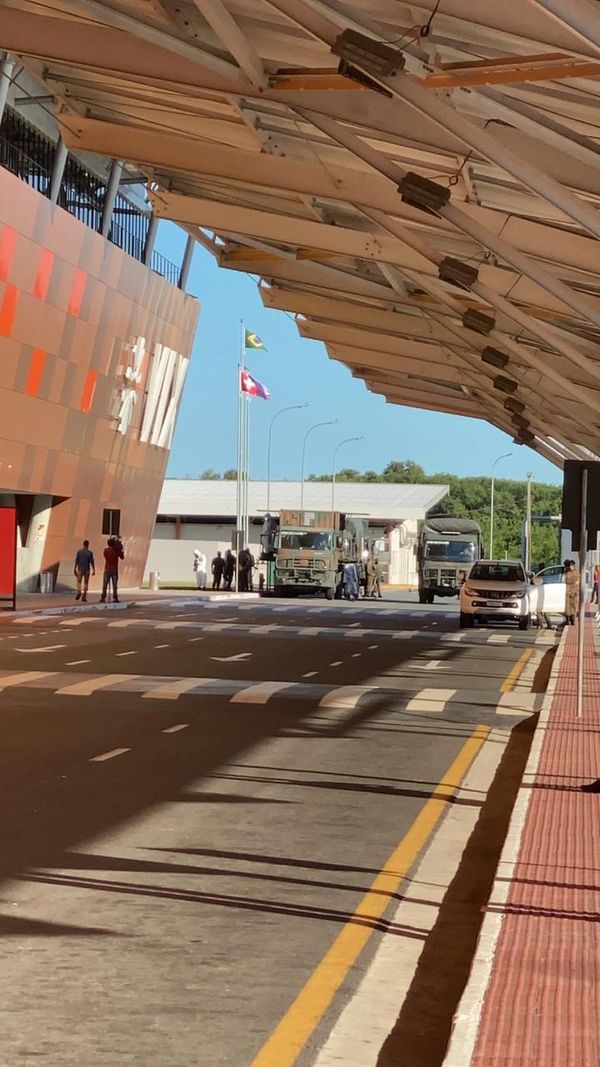 Caminhões do Exército chegando no Aeroporto de Vitória neste sábado para desinfecção por Foto do internauta: Cristiano Arndt