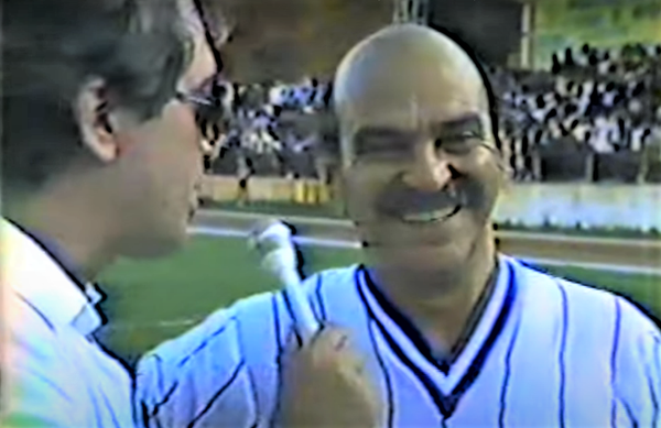 Lima Duarte entrevista em Alegre durante partida de futebol entre o time Caiçara e artistas da Globo, em 1983