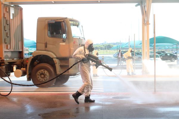 Militares do Exército fizeram desinfecção no Aeroporto de Vitória neste sábado 
