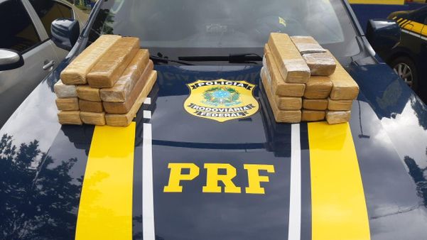 PRF apreende 21,5 KG de maconha na BR 101 em Guarapari. A droga estava acondicionada no interior de um veículo Nissan Versa 