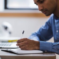 Programa  de Gratuidade da instituição é destinado a pessoas com renda familiar mensal per capita que não ultrapasse 2 salários mínimos.