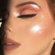 Imagem - Guia do iluminador: aprenda como causar o efeito 'glow' na maquiagem