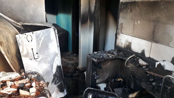 A geladeira, a pia e o fogão foram destruídos no incêndio
