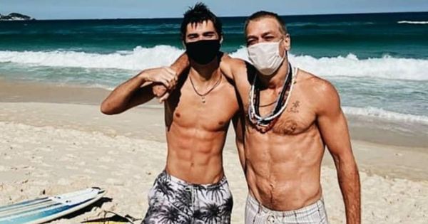 João Assunção e o pai, o ator Fábio Assunção em praia do Rio de Janeiro